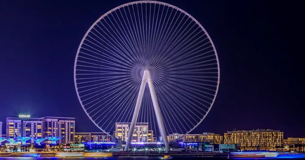 Skyline van Dubai met hoge gebouwen op een avond in december