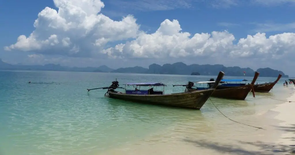 Thais strand met longtailboten op een warme oktoberdag