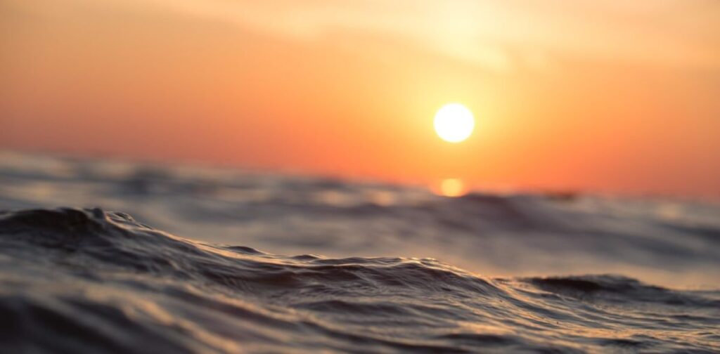 Waar is het warm in november: tropisch strand bij zonsondergang