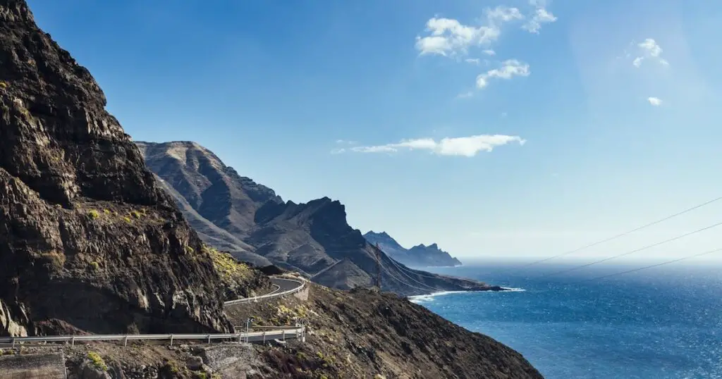 Zonvakantie januari op de Canarische Eilanden - mooie bergweg