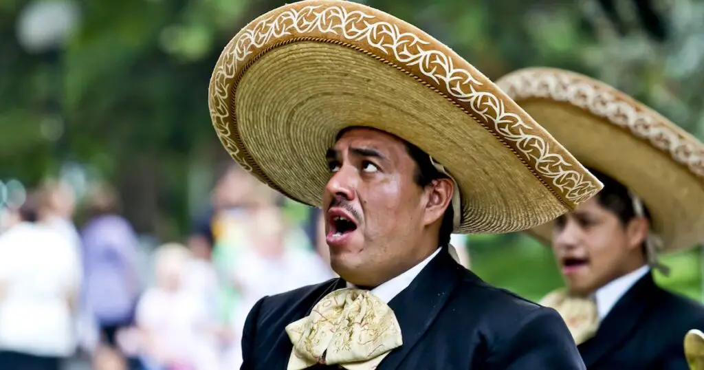 Manne met Mexicaanse hoeden in januari